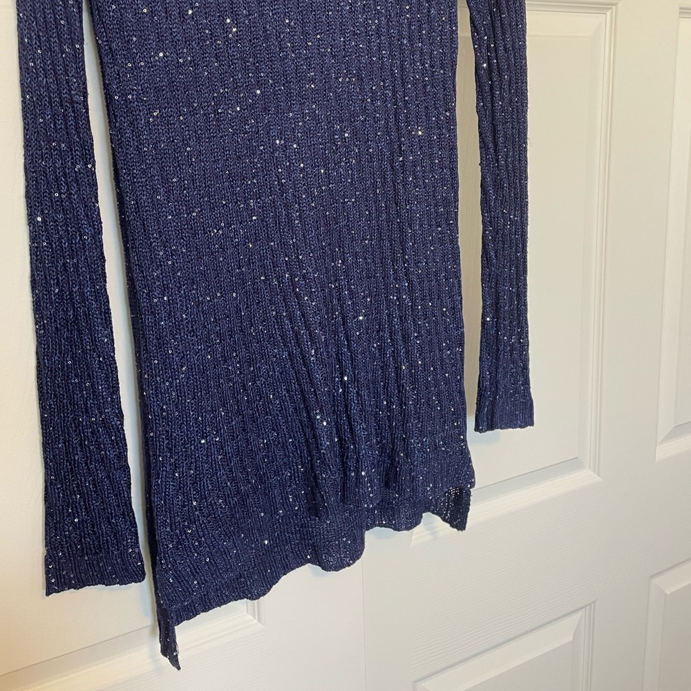 Pretty sweater - Picture 2 of 2